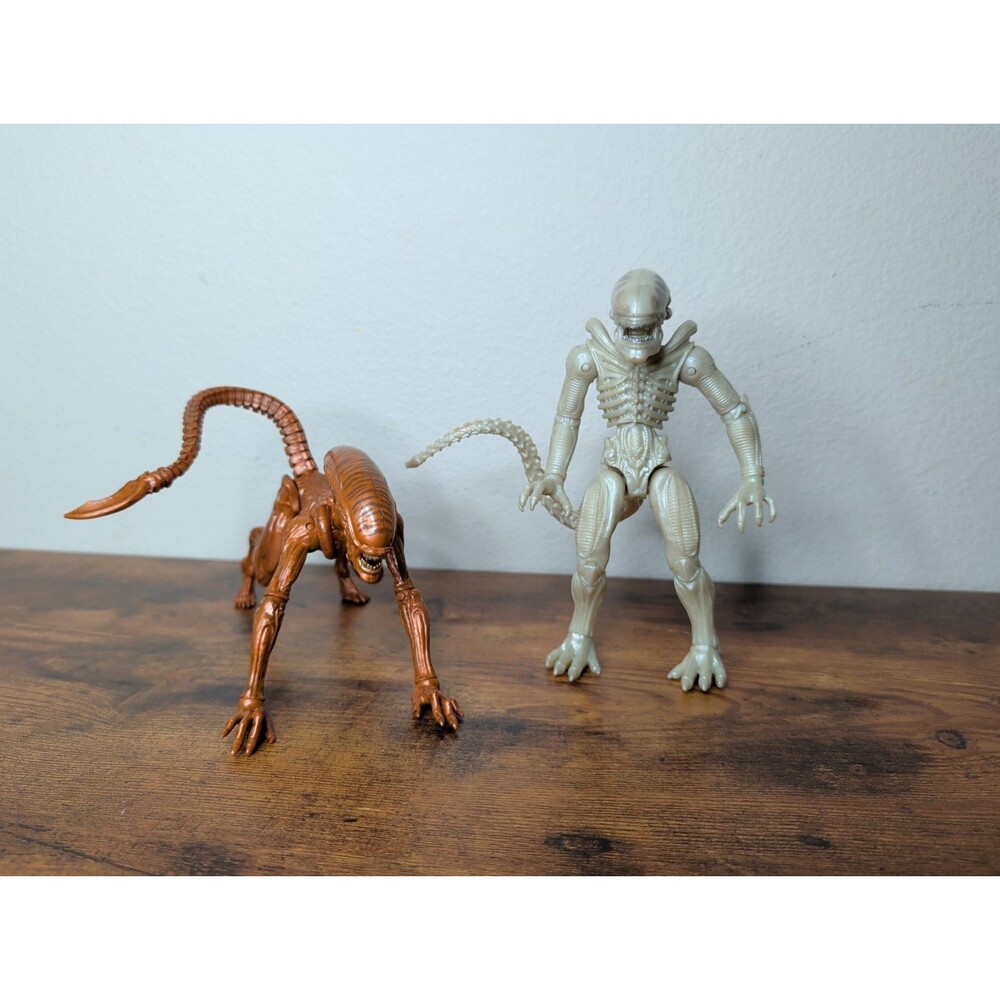 (2) Alien Collection Xenomorph 7” Action Figures White & Bronze Lanard